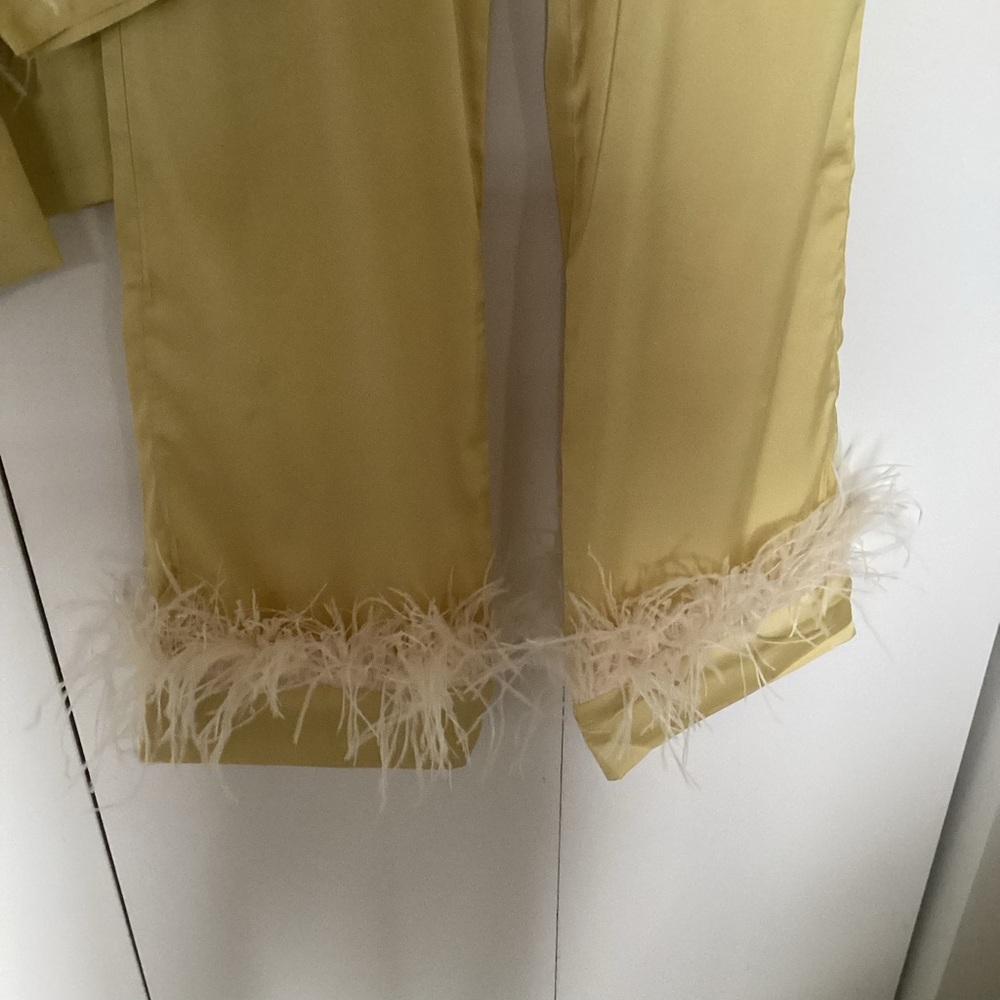 Chic Yellow Feather-Trimmed Suit Set - Picture 4 of 5